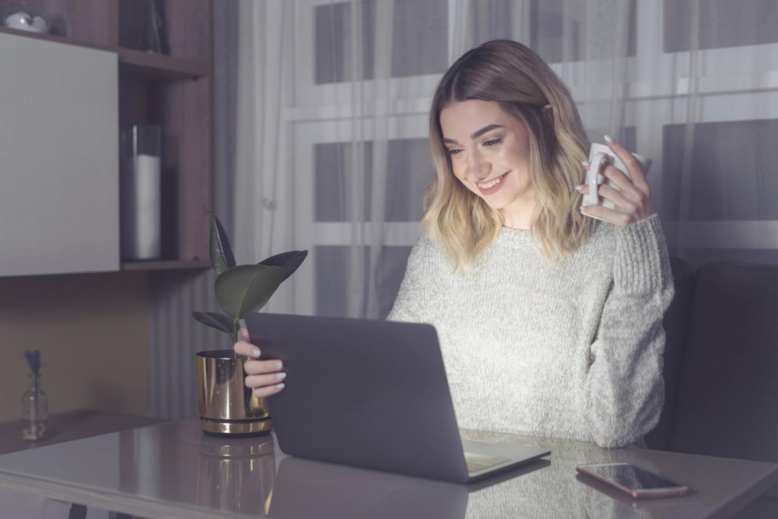 Emprendedor revisando estrategias financieras en sesión de formación